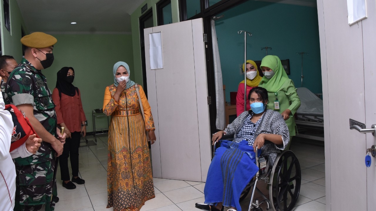Istri Kopda Muslimin Keluar RSUP Dr. Kariadi Didampingi Ketua Persit KCK Daerah IV/Diponegoro
